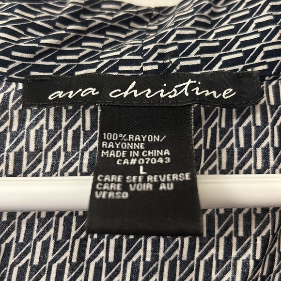 Perfect Under a little cardigan or alone! Classy Black geometric collared Tunic. - Picture 3 of 3